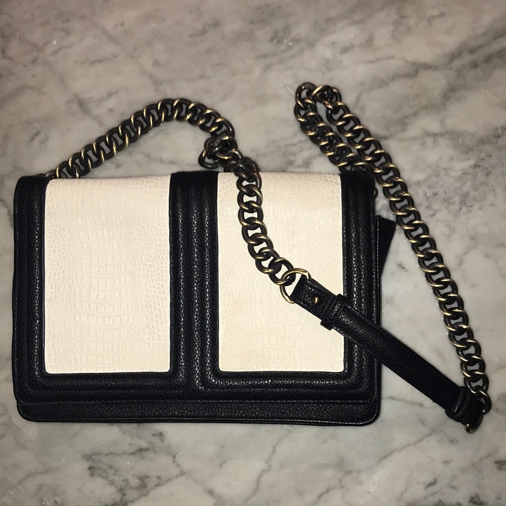 Trendy bag in great condition :)